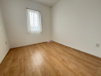 【洋室】 | 安芸郡熊野町出来庭2丁目【外構付】 | 2階　洋室×3　収納付きでお部屋がスッキリ広く使えます。　