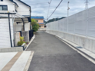 【前面道路含む現地写真】 | 安芸郡熊野町出来庭2丁目【外構付】 | 前面道路4ｍ