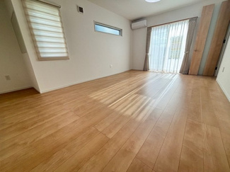 【居間・リビング】 | 安芸郡熊野町出来庭2丁目【外構付】 | 大きな窓が設置された18.25帖リビング☆対面式のキッチンでリビングが見渡せるので、お子様やご家族の様子が見えて安心です♪