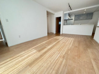 【居間・リビング】 | 安芸郡熊野町出来庭2丁目【外構付】 | 18.25帖リビング☆対面式のキッチンでリビングが見渡せるので、お子様やご家族の様子が見えて安心です♪