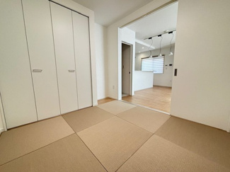 【和室】 | 安芸郡熊野町出来庭2丁目【外構付】 | 18.25帖リビングにつながる4.5畳和室☆ホッとくつろぐ空間です☆