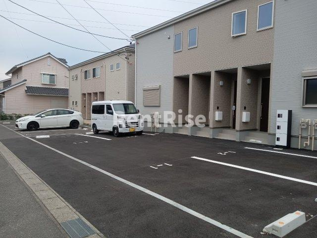 リーブルファイン今伊勢町２号棟の駐車場