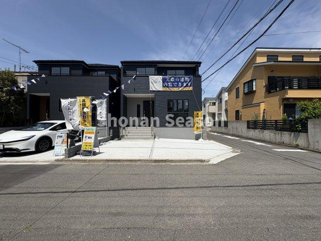 【前面道路含む現地写真】 | 陽当り・風通り良好な２方（東・南）角住居◎
プライバシーが確保できますよ♪