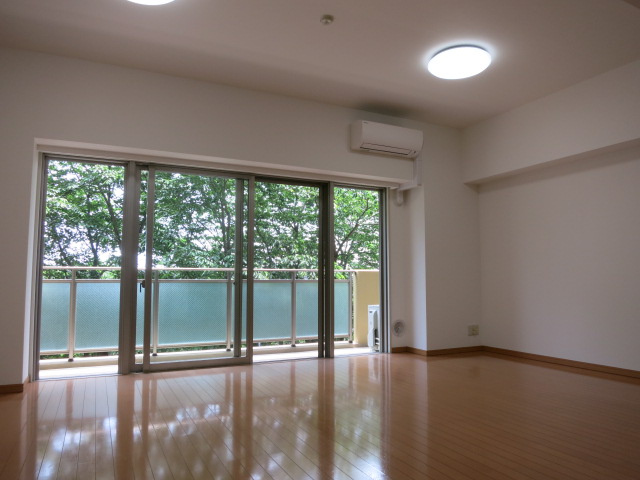 リーベスト東中山の居間・リビング|独立タイプのキッチンです