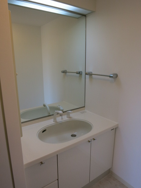 リーベスト東中山の洗面所|洗面台。鏡も大きめです