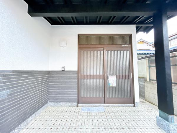 【玄関】 | 仲介手数料無料！川上小学校に通えるリフォーム済み中古住宅　宇部市西岐波 | きれいな玄関です