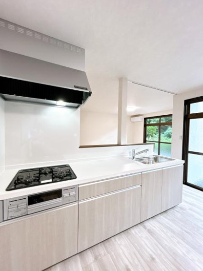 【キッチン】 | 仲介手数料無料！川上小学校に通えるリフォーム済み中古住宅　宇部市西岐波 | 使い勝手の良いシステムキッチンで楽しくクッキング♪