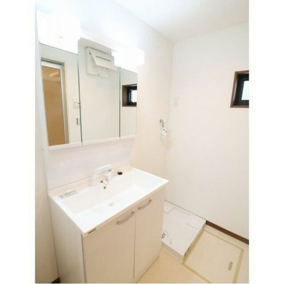 【洗面所】 | さくらテラス葉山 | 人気の3面鏡タイプのシャワー付き独立洗面台