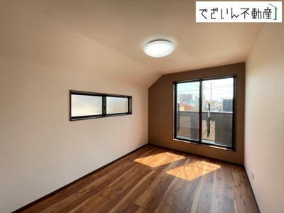 【居間・リビング】 | クライン本庄市中央第3期　新築住宅 | 広がるやすらぎのプライベート空間。大きい窓から射しこむ眩い光が、広々としたリビング空間を鮮やかに映し出します。
現地(2026年3月撮影)