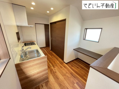 【キッチン】 | クライン本庄市中央第3期　新築住宅 | キッチンのうしろには、カウンターがあり、家事や趣味、お子様の勉強スペースなど様々な用途で活用できます。
現地(2026年3月撮影)