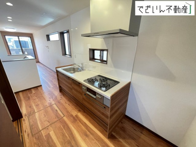 【キッチン】 | クライン本庄市中央第3期　新築住宅 | 使い勝手の良いシステムキッチン。キッチンからはリビング全体を見渡すことができます。
現地(2026年3月撮影)