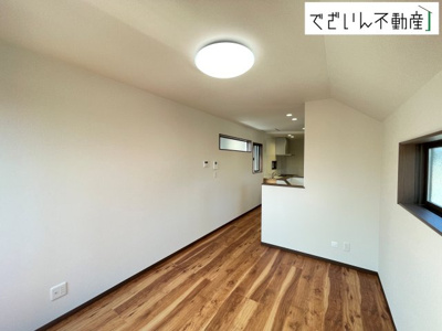 【居間・リビング】 | クライン本庄市中央第3期　新築住宅 | 南からたっぷり差し込む陽光が、家族の団らんをあたたかく照らす。広々としたLDKは、子どもが走り回っても余裕のある安心空間です。
現地(2026年3月撮影)