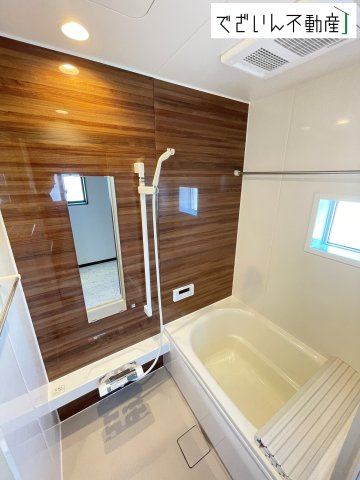 【浴室】 | クライン本庄市中央第3期　新築住宅 | 清潔感のあるバスルームは、忙しい毎日の中でほっと一息つける場所。育児の合間に、心も体もリセットできる大切な時間が生まれます。
現地(2026年3月撮影)