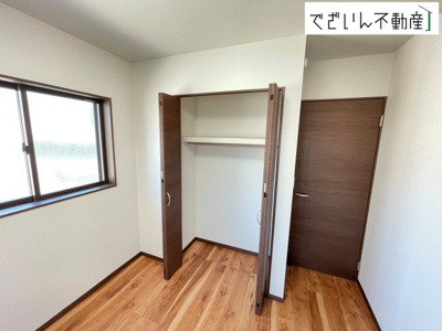 【収納】 | クライン本庄市中央第3期　新築住宅 | 暮らし心地を大きく左右する収納を、適材適所に配置し使い勝手を考慮してあります。空間を余すところなく有効利用した収納は生活空間をより上質なものにしてくれるでしょう。
現地(2026年3月撮影)
