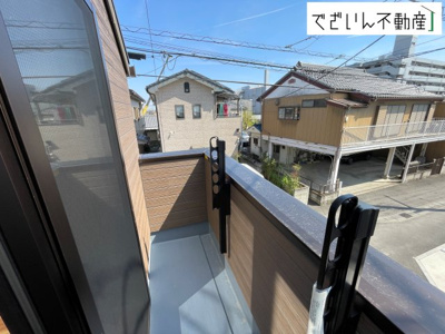【バルコニー】 | クライン本庄市中央第3期　新築住宅 | ずっと太陽を感じる事ができるのは、遮るものが視界に無いから。彼方に広がる風景が絵画のように広がります。
現地(2026年3月撮影)