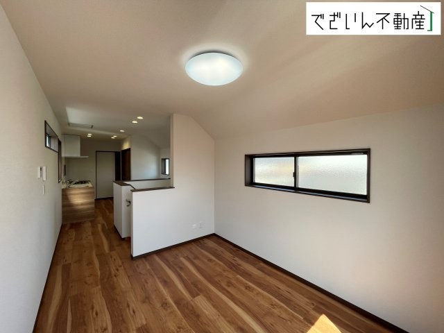 【居間・リビング】 | クライン本庄市中央第3期　新築住宅 | 空気感という居心地の良いＢＧＭは、暮らしのステージを彩り、心のやすらぎと満足感を与えてくれます。通風と採光を考慮した設計は地域の鼓動を感じ、お寛ぎ頂くことが可能です。
現地(2026年3月撮影)
