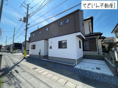 【外観】 | クライン本庄市中央第3期　新築住宅 | 街並みに馴染む、シンプルで洗練された佇まい。暮らしにちょっとした遊び心を添えてくれるお家です。
現地(2026年3月撮影)