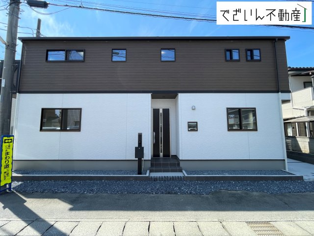 【外観】 | クライン本庄市中央第3期　新築住宅 | 南向きの穏やかな佇まいが、家族の新しい日常を優しく包み込む。静かな街並みに、安心して子育てできる環境が整っています。
現地(2026年3月撮影)