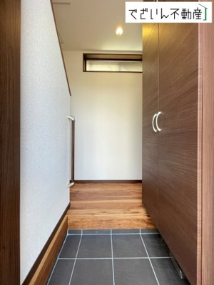 【玄関】 | クライン本庄市中央第3期　新築住宅 | 清潔感溢れる玄関がお出迎えする本邸宅の物語は、ここから始まる日常を期待させます。この場所には「希望」と「優越」で包み込んでくれる「特別」な空間があります。
現地(2026年3月撮影)