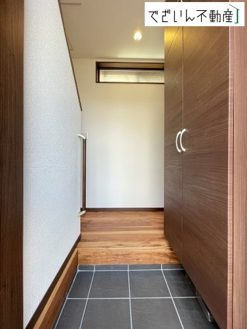 【玄関】 | クライン本庄市中央第3期　新築住宅 | 清潔感溢れる玄関がお出迎えする本邸宅の物語は、ここから始まる日常を期待させます。この場所には「希望」と「優越」で包み込んでくれる「特別」な空間があります。
現地(2026年3月撮影)