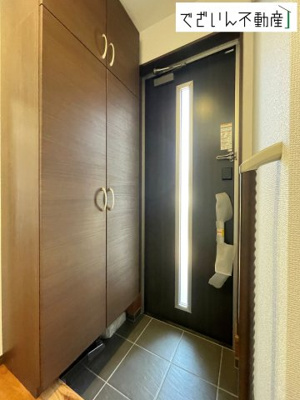 【玄関】 | クライン本庄市中央第3期　新築住宅 | 靴や荷物がすっきり収まる収納付き。来客時も安心して迎えられる、整った印象の玄関です。
現地(2026年3月撮影)