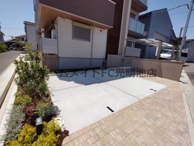 シャーメゾン彩の駐車場