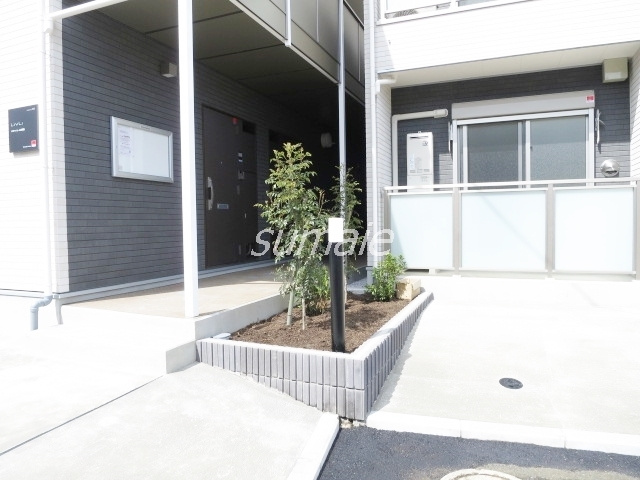 リブリ・カーム赤羽西のエントランス|エントランス部分に緑あります♪