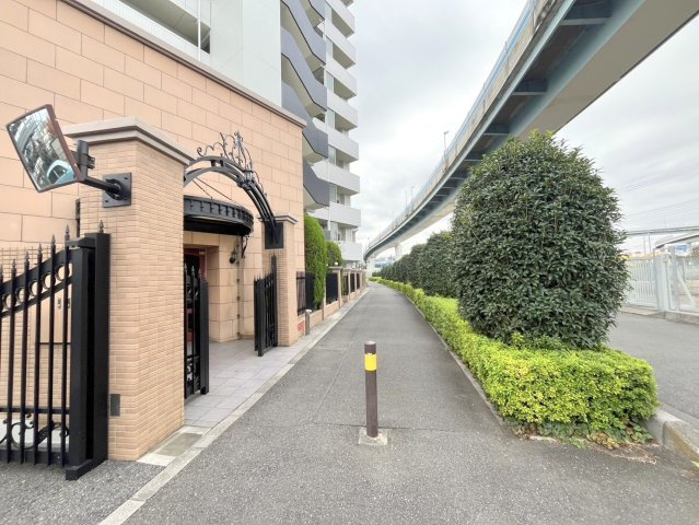 アルファスクエアさいたま新都心D.C.の周辺|マンション前の整備された道路