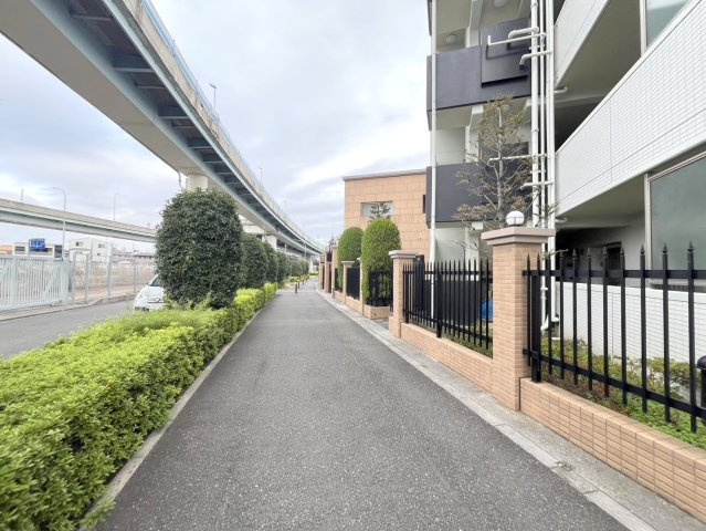 アルファスクエアさいたま新都心D.C.の周辺|マンション前の整備された道路