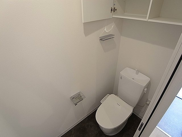 ハーバーコート神戸のトイレ|温水洗浄便座付きのトイレ、上部に収納棚付き