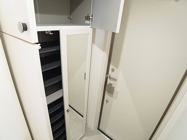 ハーバーコート神戸の玄関|鏡付きの大きなシューズBOX