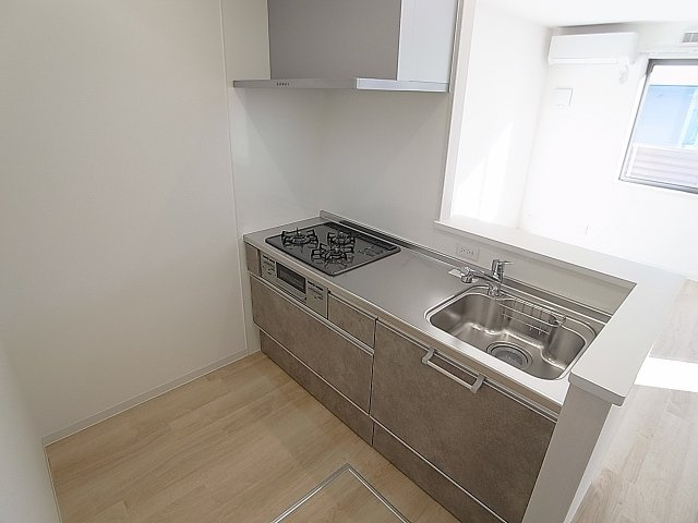 ハーバーコート神戸のキッチン|カウンターシステムキッチン、3口ガスコンロ付き