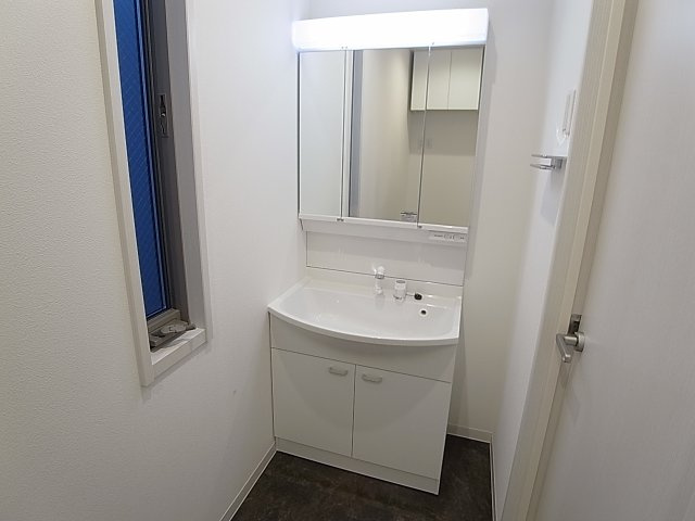 ハーバーコート神戸の洗面所|シャワー付きの独立洗面台