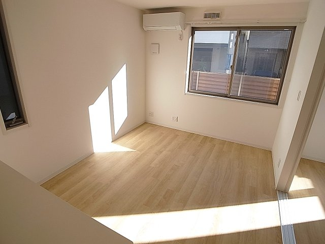 ハーバーコート神戸の居間・リビング|2面採光の有る、明るいリビングスペース