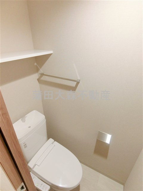 エスティメゾン大森のトイレ|棚と温水洗浄便座付きのトイレ