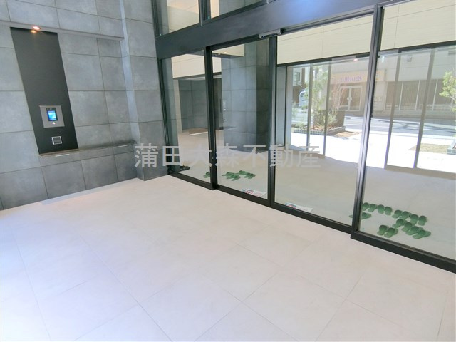 エスティメゾン大森のエントランス|防犯カメラTVモニター付オートロック宅配BOXメールBOX管理人室　エントランス　