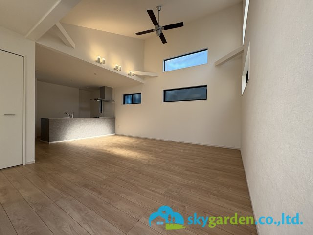 茅ヶ崎市矢畑2期　新築戸建　全5棟　4号棟の居間・リビング|家族で寛ぐゆとりあるリビング