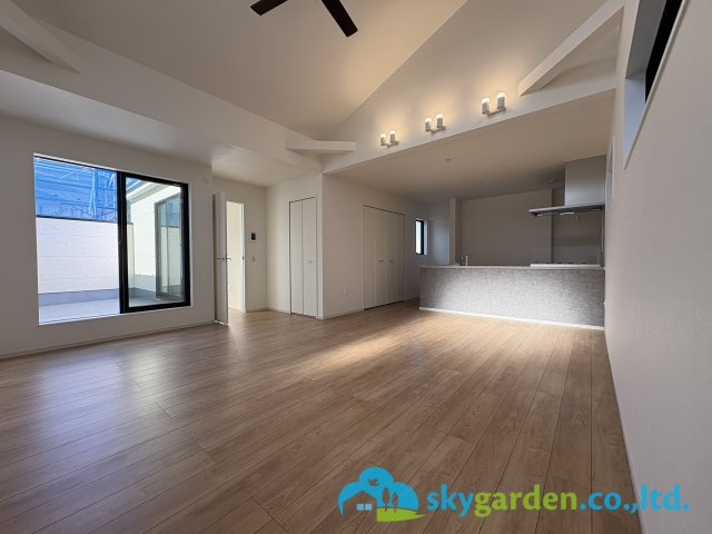 茅ヶ崎市矢畑2期　新築戸建　全5棟　4号棟の居間・リビング|ゆとりある広さのリビングダイニング