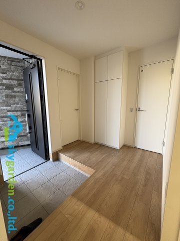 茅ヶ崎市矢畑2期　新築戸建　全5棟　4号棟の玄関|広い玄関ホール