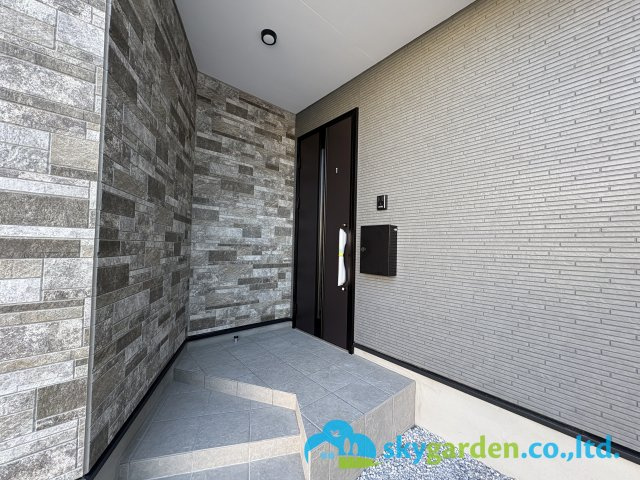 茅ヶ崎市矢畑2期　新築戸建　全5棟　4号棟の外観|玄関前の様子