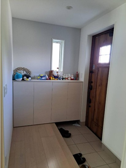 吉川市　美南5丁目　中古戸建の玄関|明るい玄関です