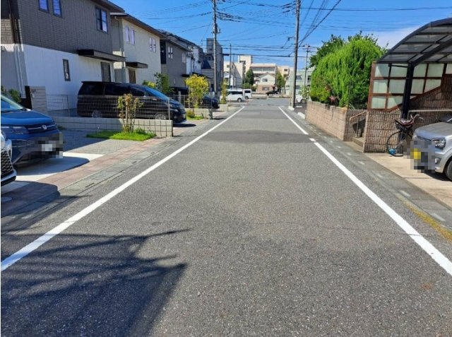 吉川市　美南5丁目　中古戸建の前面道路含む現地写真|前面道路含む現地写真です