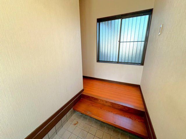 カーポート付き５ＤＫ◆ＪＲ奈良線＆京阪宇治線の２沿線利用可能◆宇治市五ヶ庄折坂の玄関|玄関