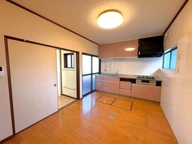 カーポート付き５ＤＫ◆ＪＲ奈良線＆京阪宇治線の２沿線利用可能◆宇治市五ヶ庄折坂の居間・リビング|ダイニングキッチン