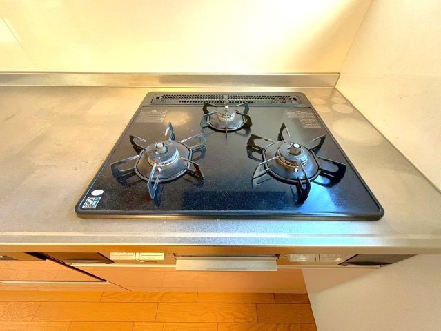 カーポート付き５ＤＫ◆ＪＲ奈良線＆京阪宇治線の２沿線利用可能◆宇治市五ヶ庄折坂のキッチン|３口ガスコンロ