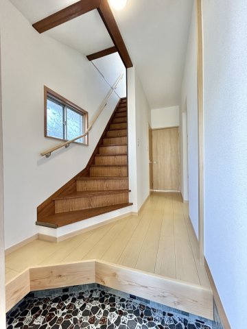 高知市丸池町　中古戸建の玄関