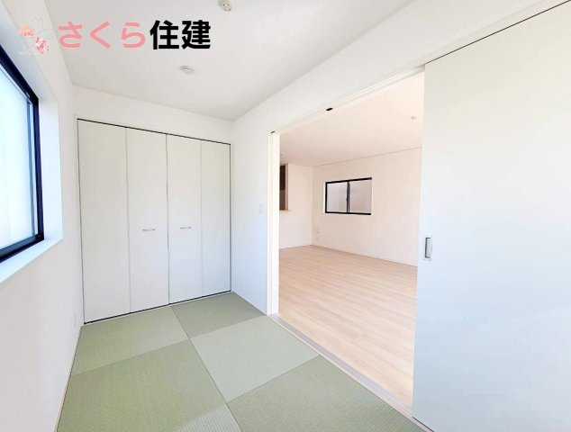 クレイドルガーデン鹿沼市東町　第5　1号棟の内観：施工例|同社施工物件の写真です。三口コンロは複数の調理ができるので時短になります！							
