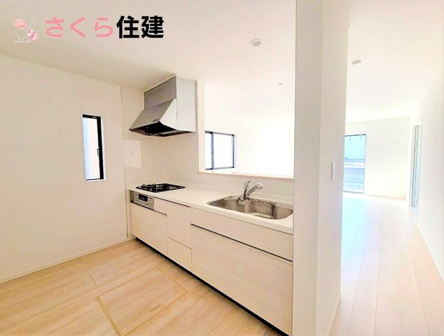 クレイドルガーデン鹿沼市東町　第5　1号棟の内観：施工例|同社施工物件の写真です。３面鏡の裏にはたっぷりと収納スペースを標準装備！							
