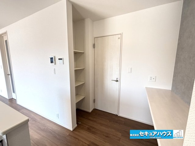 【本日ご案内可能】豊明市二村台7丁目　全2棟の収納|【キッチン横にカウンター＆パントリー　1号棟】
◆キッチン横スペースにカウンターと可動棚4段付き。カウンターではお仕事やお子様が宿題をするスペースとして利用でき、可動棚はパントリーとして利用できます。