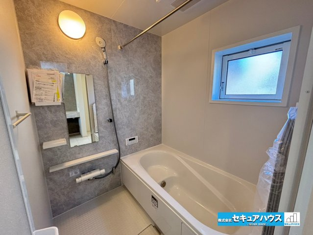 【本日ご案内可能】豊明市二村台7丁目　全2棟の浴室|【浴室】　
◆アクセントパネルで落ち着きのある雰囲気を演出します。毎日の疲れを癒やすバスタイムをお楽しみ下さい！
◆窓付きで、カビの繁殖を抑える効果があります。
◆追い炊き機能を備えたオートバスです。